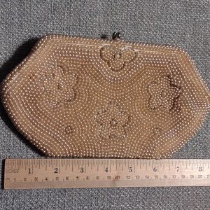 Beaded kisslock clutch